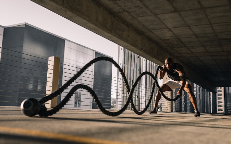 足球战术分析板示意图 - 展示球队阵型与跑动路线